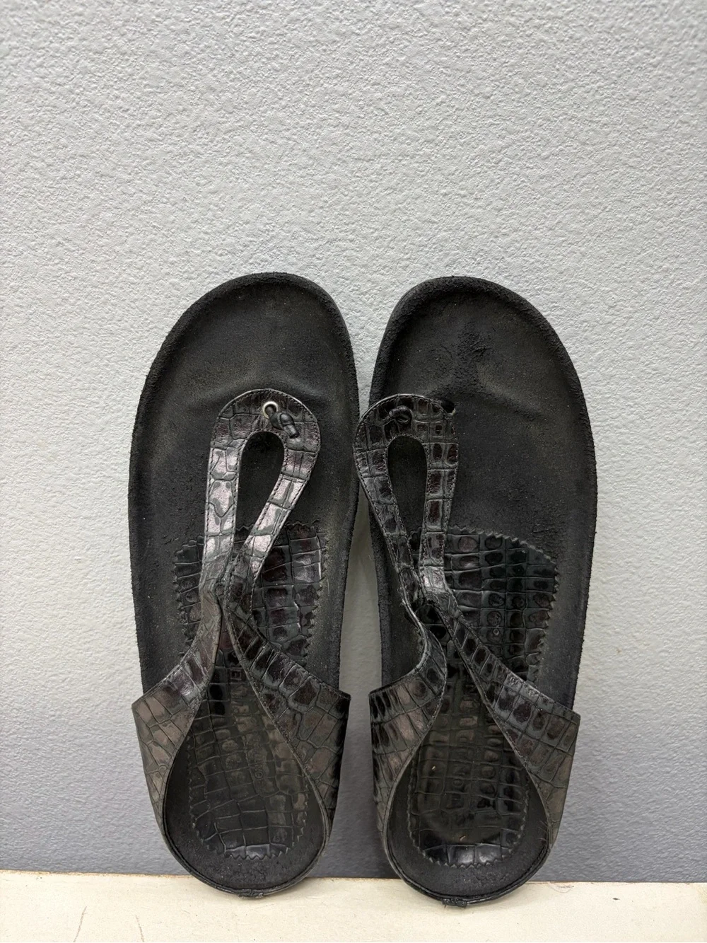 Donald J. Pliner Black Leather Croc Embossed Leather Thong Sandals Size 8